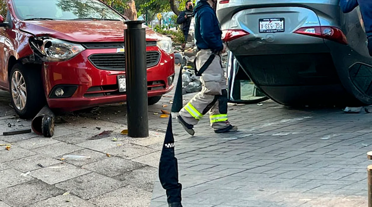Vuelca en su auto tras accidente en Morelia