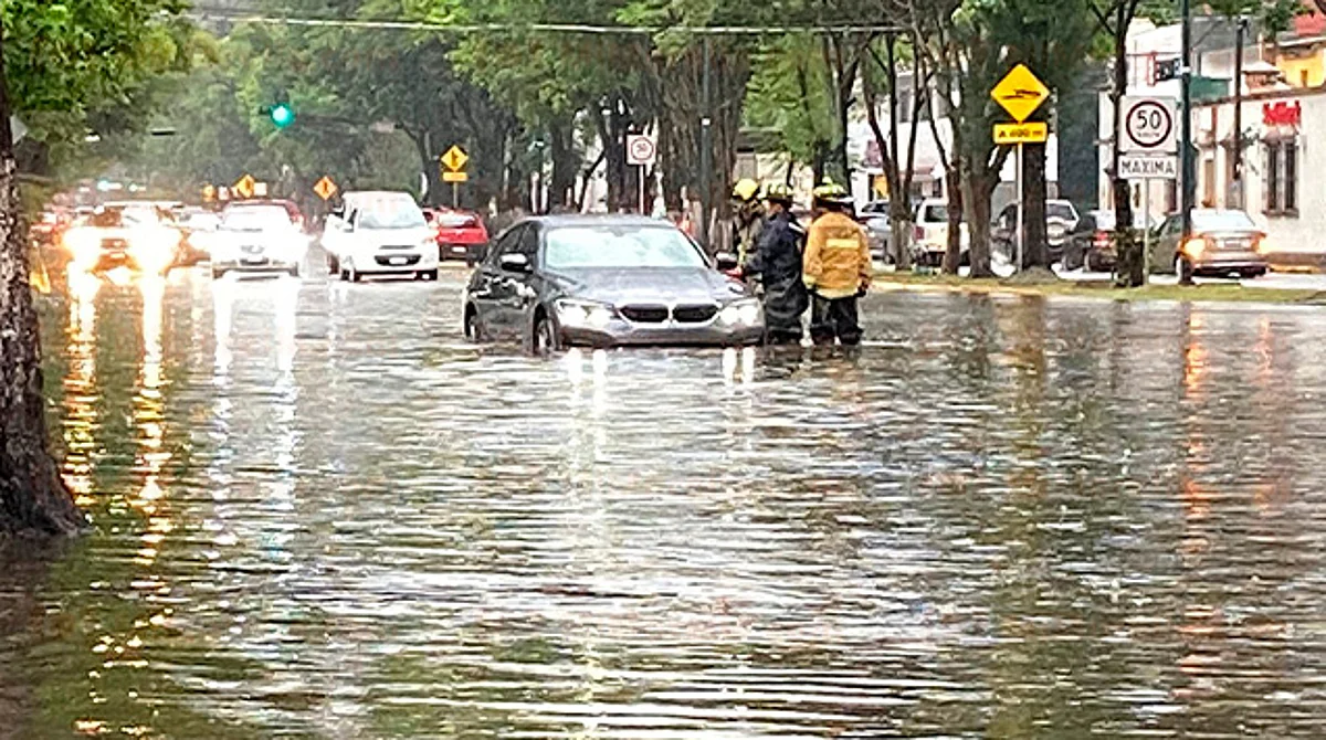Autos varados e inundaciones deja intensa lluvia de este lunes en Morelia