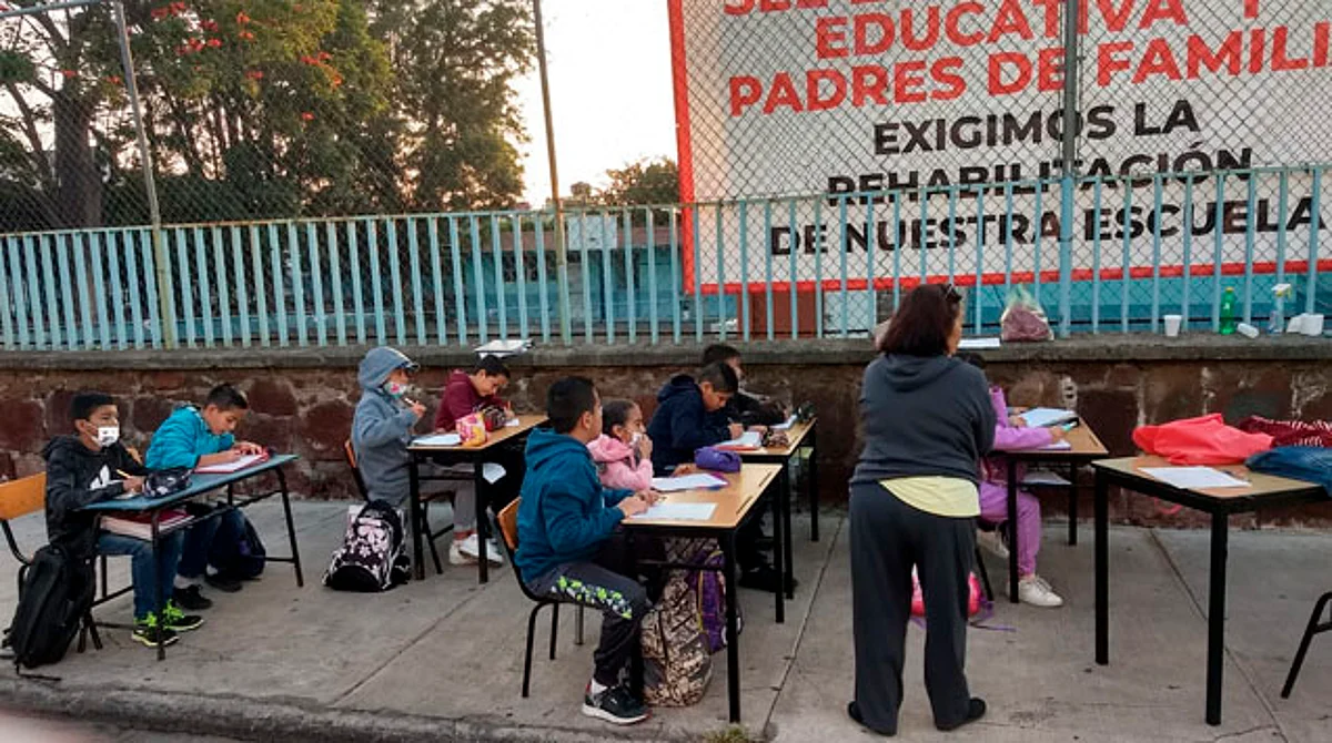Desalojan primaria en Zamora por daños estructurales; toman clases en la calle