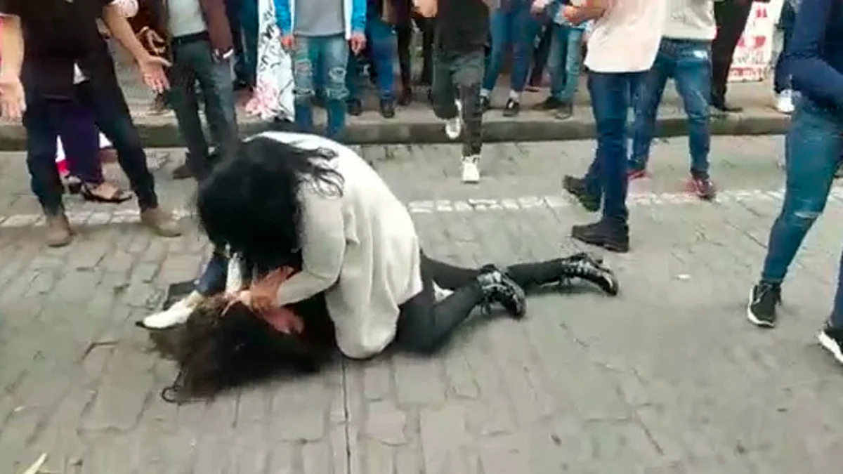 Seguidores de Carlos Manzo golpean a mujer de la tercera edad