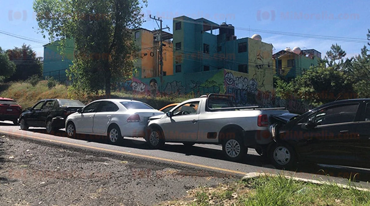Daños materiales y caos vial deja carambola en el periférico de Morelia