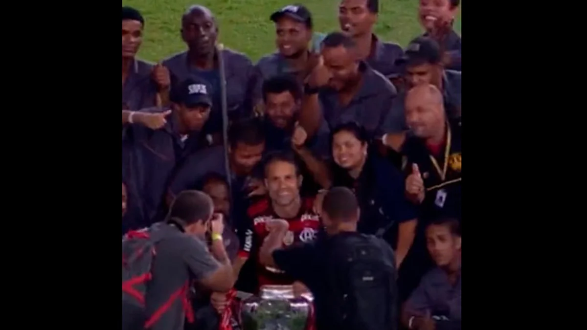 Futbolista de Flamengo festeja el título con trabajadores de limpieza