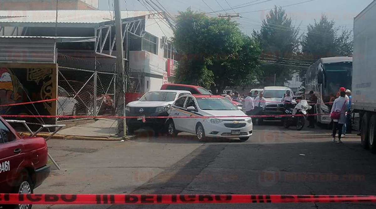 Muere taxista al sufrir infarto tras accidente vial, en Morelia