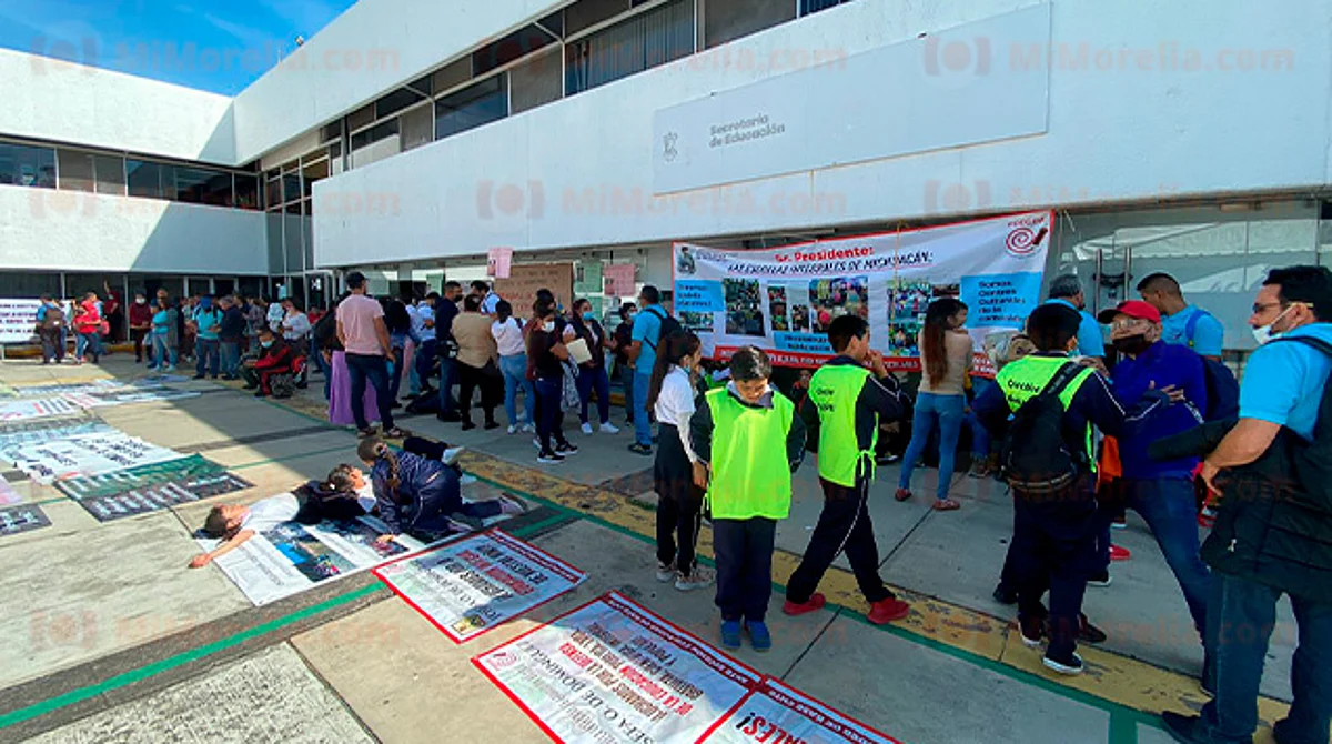 Morelia: alumnos, tutores y docentes se manifiestan al interior de la SEE