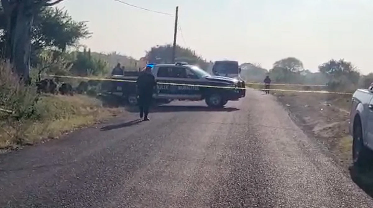 Hallan tres cadáveres maniatados abandonados en carretera de Morelia