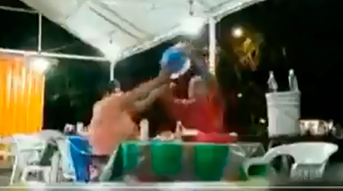 Le reclama que no la lleva a cenar a Vips y él le avienta los tacos en la cara