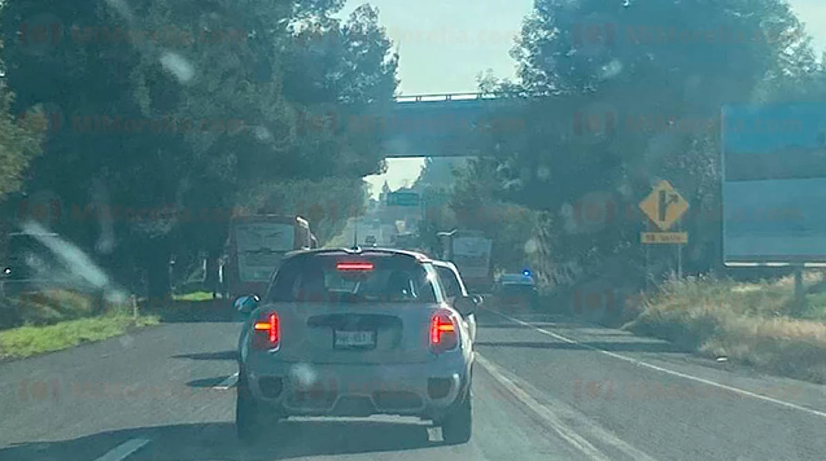 Presuntos normalistas secuestran autobuses y bloquean la Morelia-Pátzcuaro