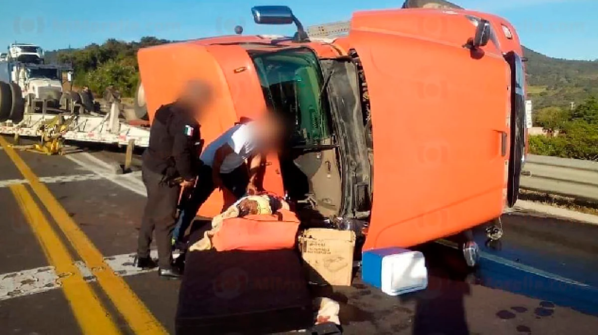Tráiler vuelca en la Pátzcuaro-Cuitzeo y su conductor resulta herido