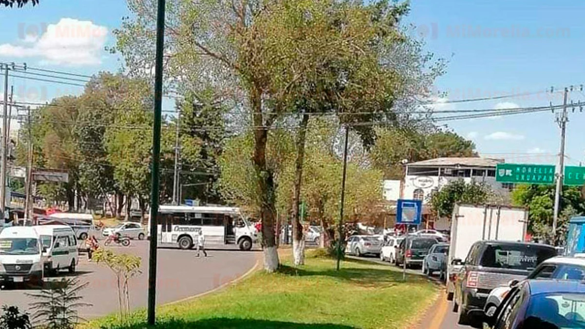 Se registran bloqueos en Pátzcuaro; exigen la aparición de 3 desaparecidos