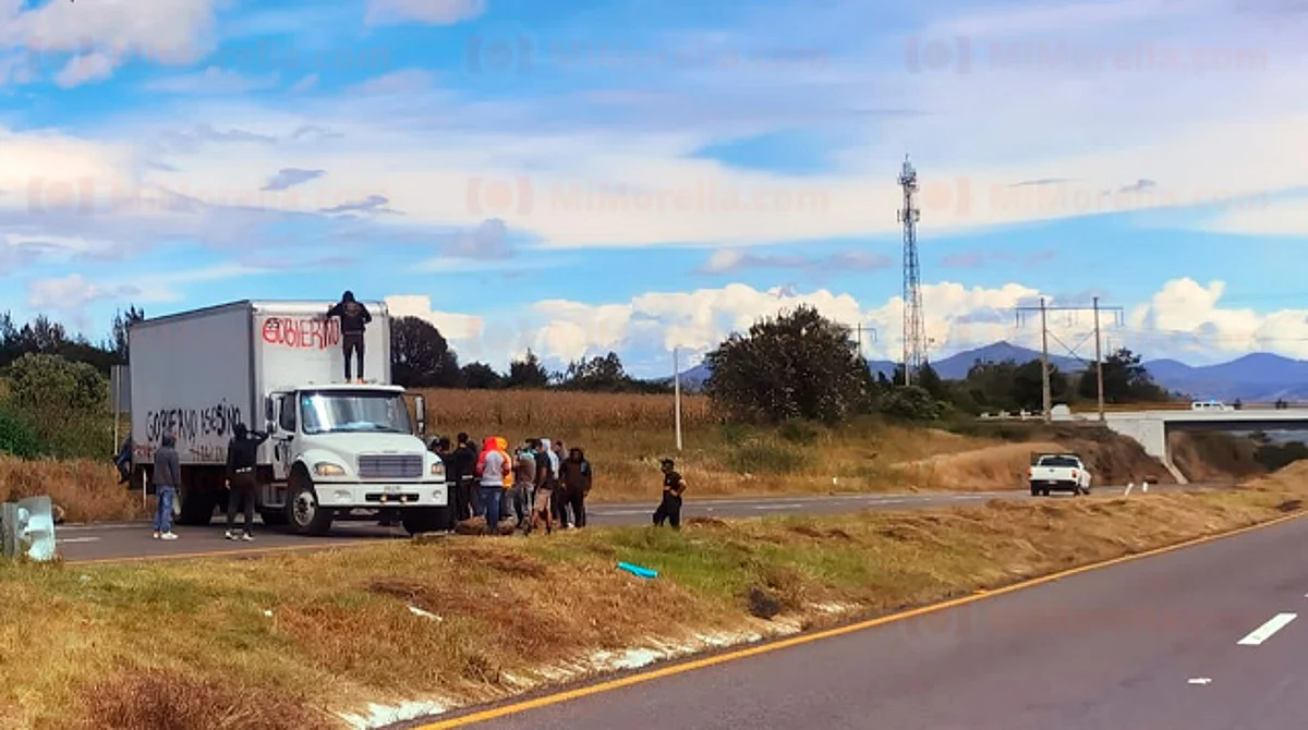 Presuntos normalistas bloquean vialidad y retienen camión a la altura de Tiripetío