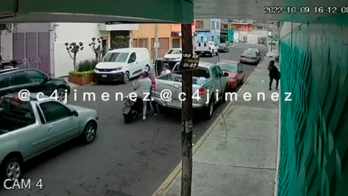 Querían asaltar a mujer pero otro auto se les va encima, en CDMX