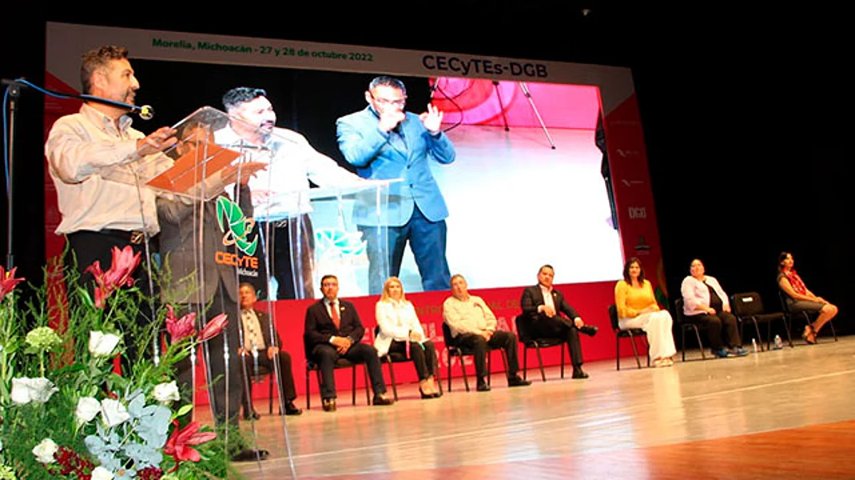 La bienvenida a este encuentro cultural estuvo a cargo del director general del Cecyte Michoacán, Víctor Báez