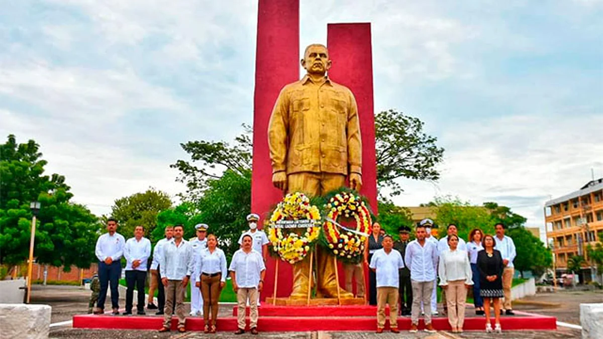 Posteriormente, y encabezados por la presidente municipal María Camacho, las autoridades colocaron una ofrenda floral e hicieron una guardia de honor en el Monumento al General Lázaro Cárdenas