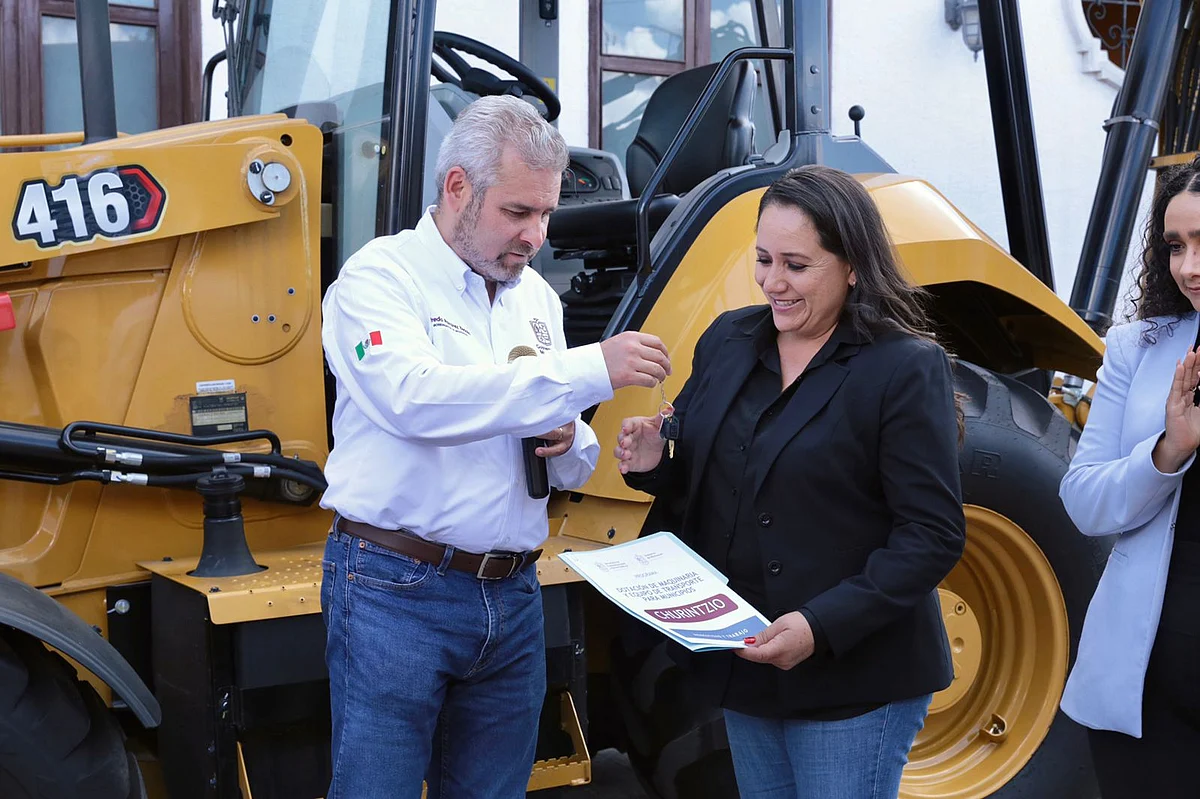 Bedolla entrega maquinaria a 78 municipios; la inversión fue de 316 mdp