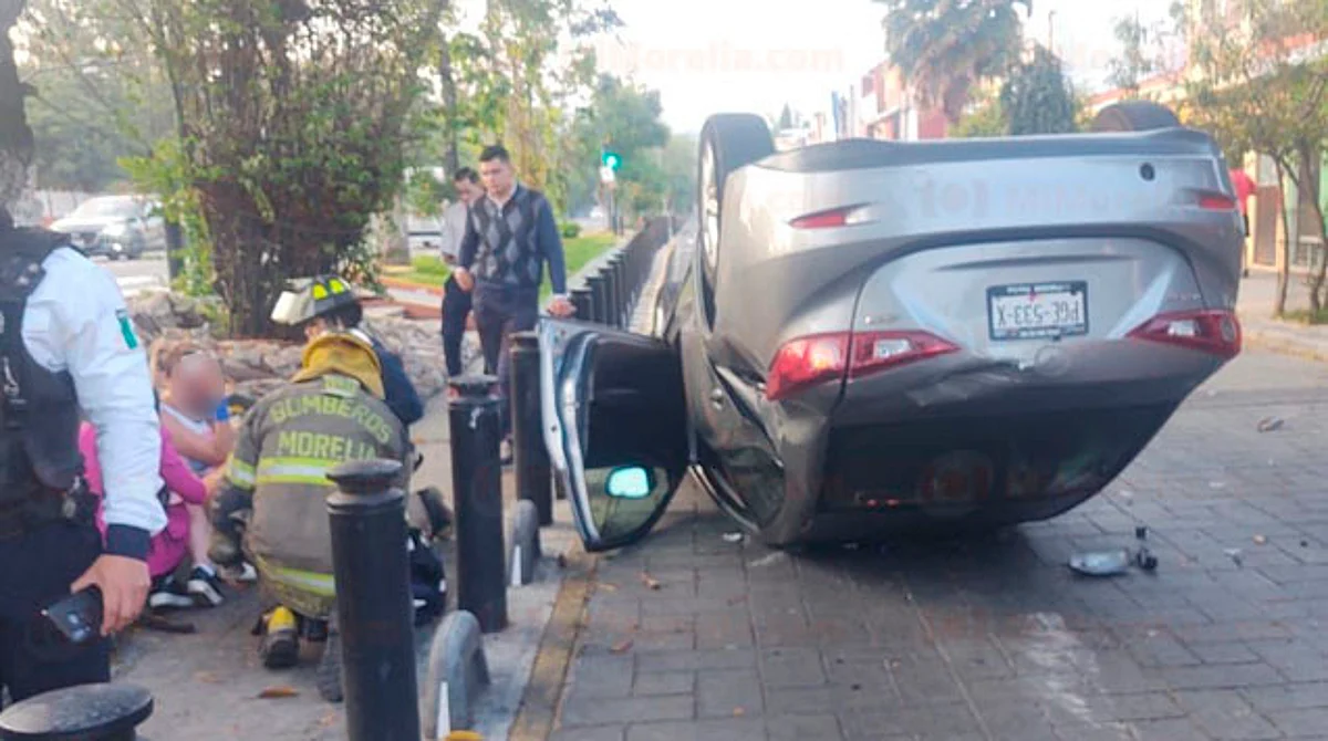 Una mujer lesionada y 2 vehículos dañados deja choque-volcadura en Morelia