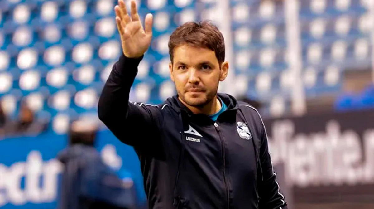 Nicolás Larcamón deja de ser técnico del Puebla