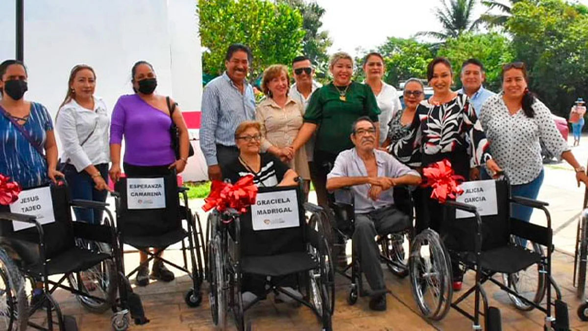 Lázaro Cárdenas: Itzé Camacho entrega sillas de ruedas