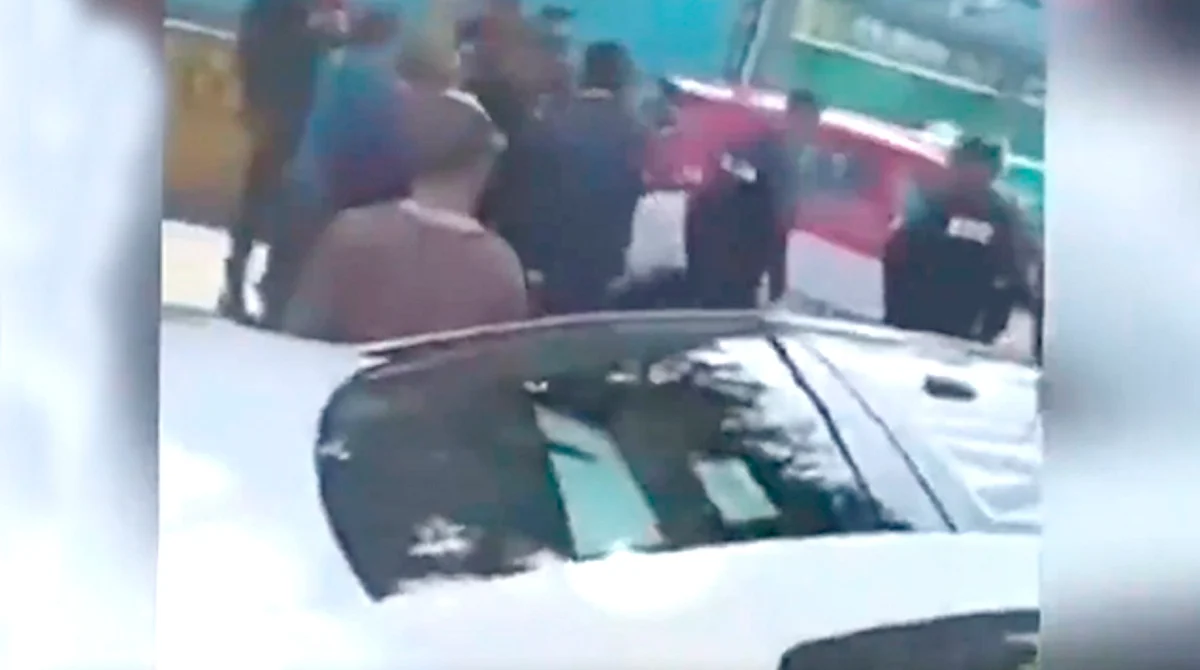 Graban embestida de taxista a policías, en CDMX