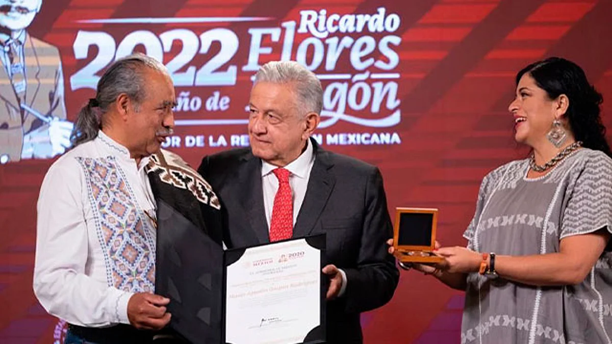 Mario Gaspar es uno de los mejores exponentes en las técnicas artesanales de laca perfilada en oro, maque y pasta de caña