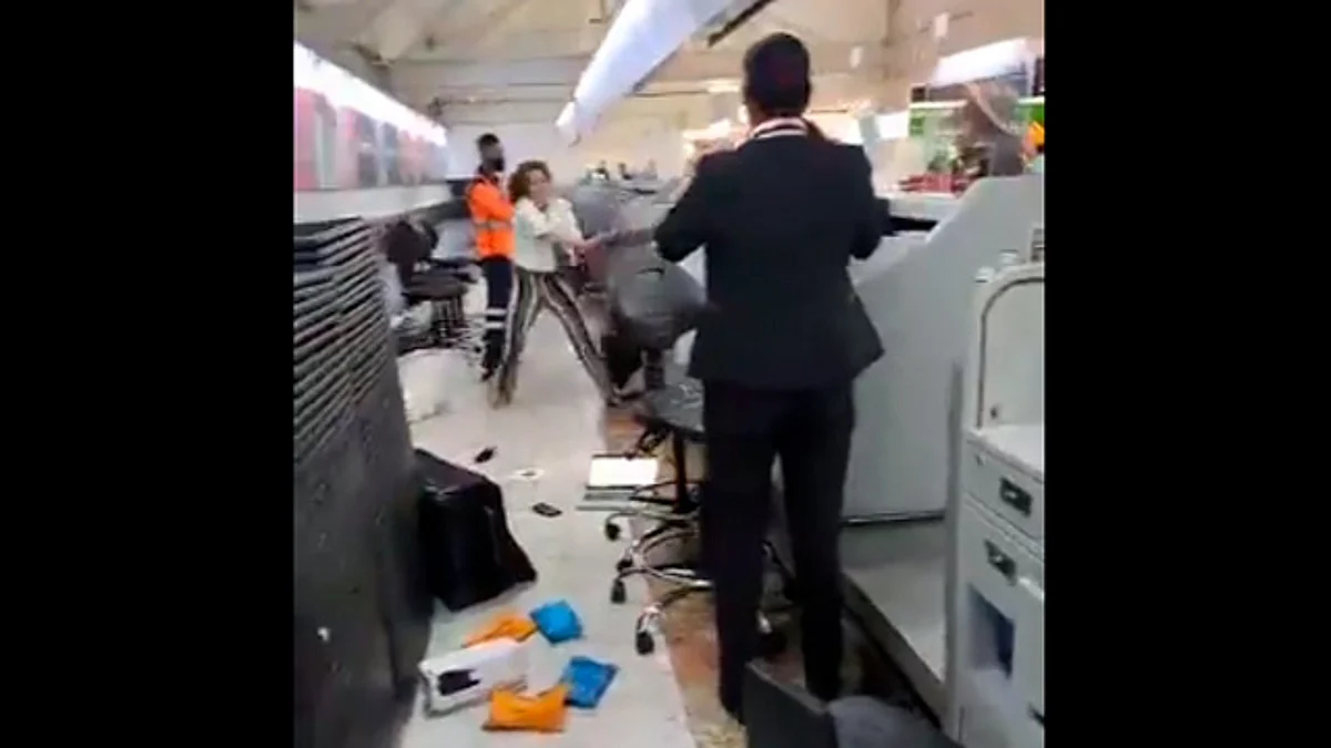 Mujer enloquece en el AICM, golpea a personal y destroza equipo