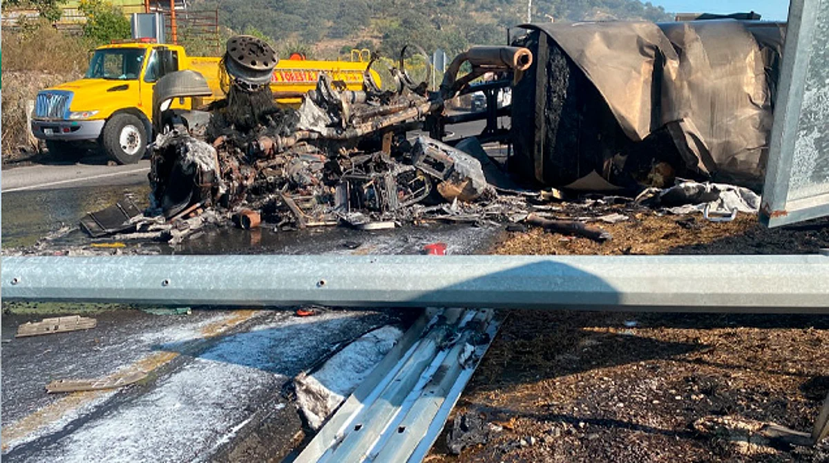 Arde pipa cargada con miles de litros de tequila en carretera de Jalisco