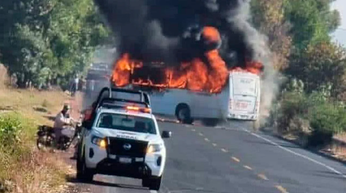 Bloqueos y autos incendiados en Guanajuato; hay un policía muerto