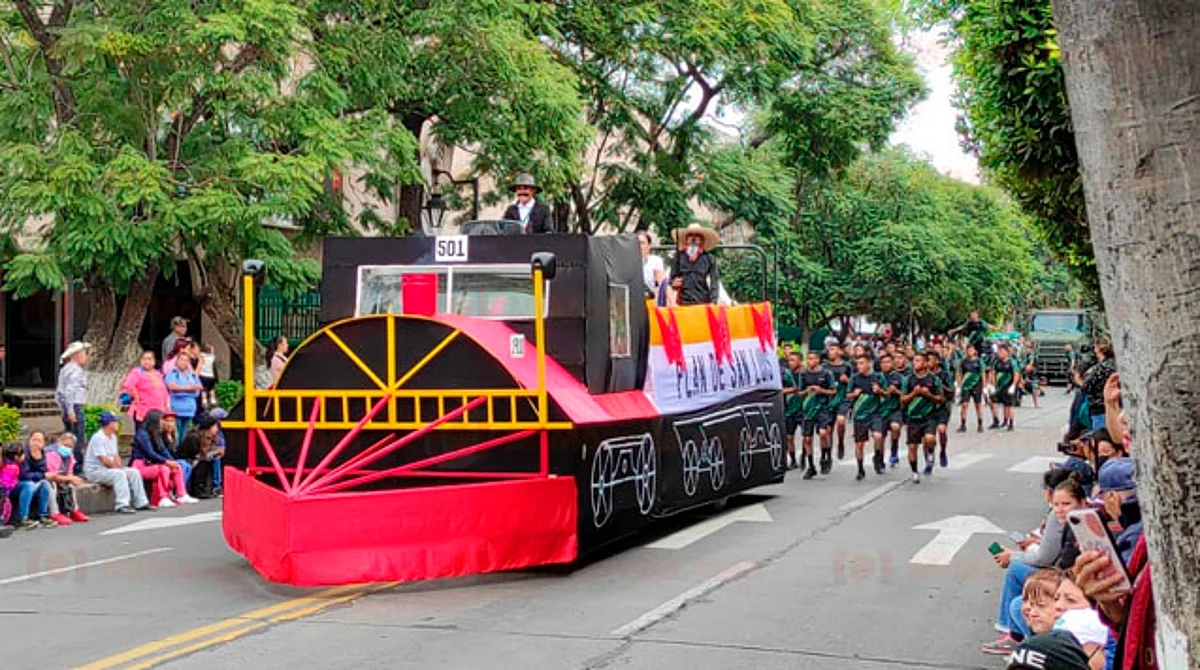 Familia enteras disfrutan del ambiente festivo y revolucionario en Morelia