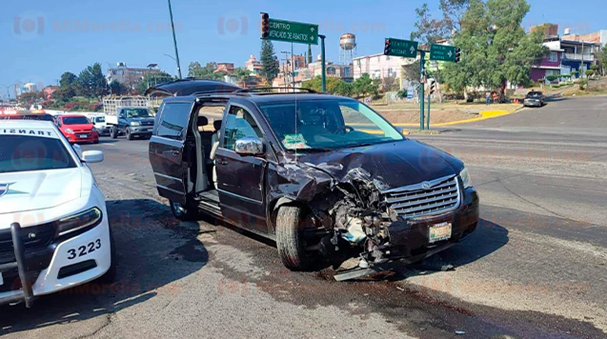 Choque entre 2 vehículos deja una persona herida al oriente de Morelia