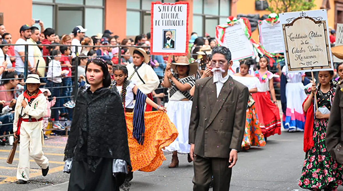 Carlos Soto encabeza en Zamora el desfile del aniversario de la Revolución Mexicana