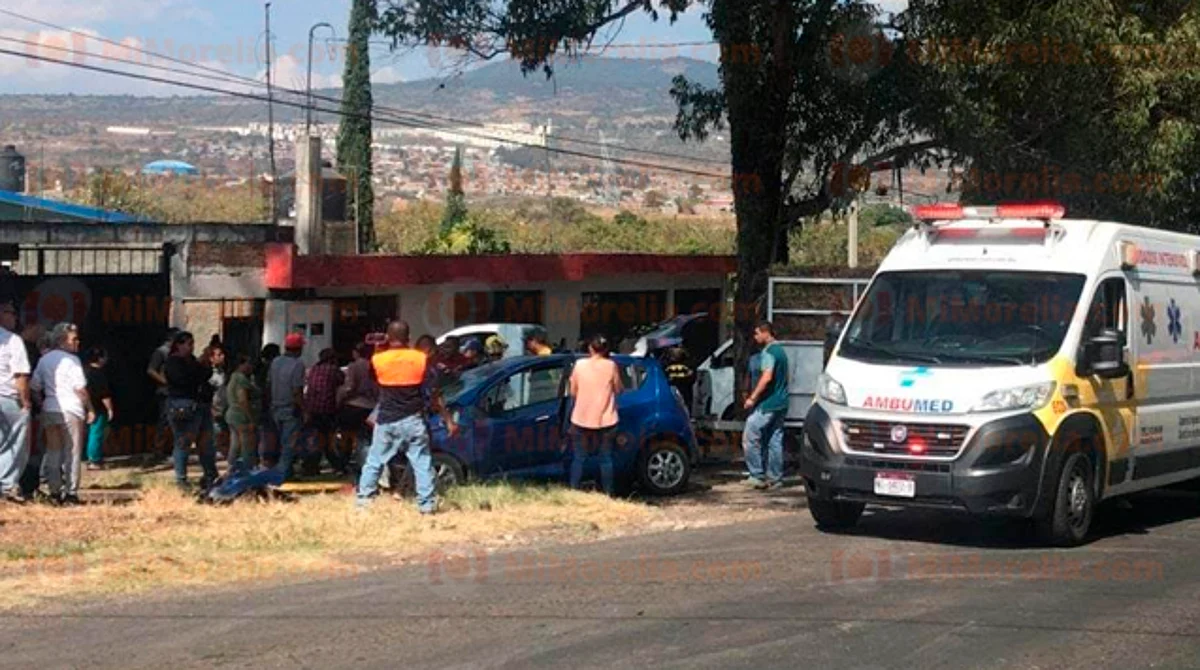 Choque entre camioneta y auto deja 3 heridos en Morelia