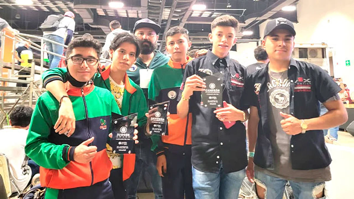 Yerik Álvarez, Rodrigo Avilés y Luis Ávila obtuvieron el premio de “Campeones de Programación y Jueces”