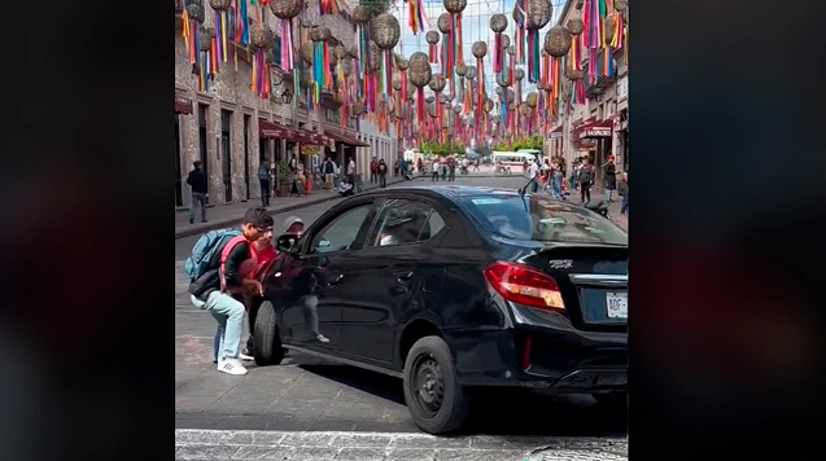 Turista de Aguascalientes se mete con todo y coche a la cerrada, en Morelia