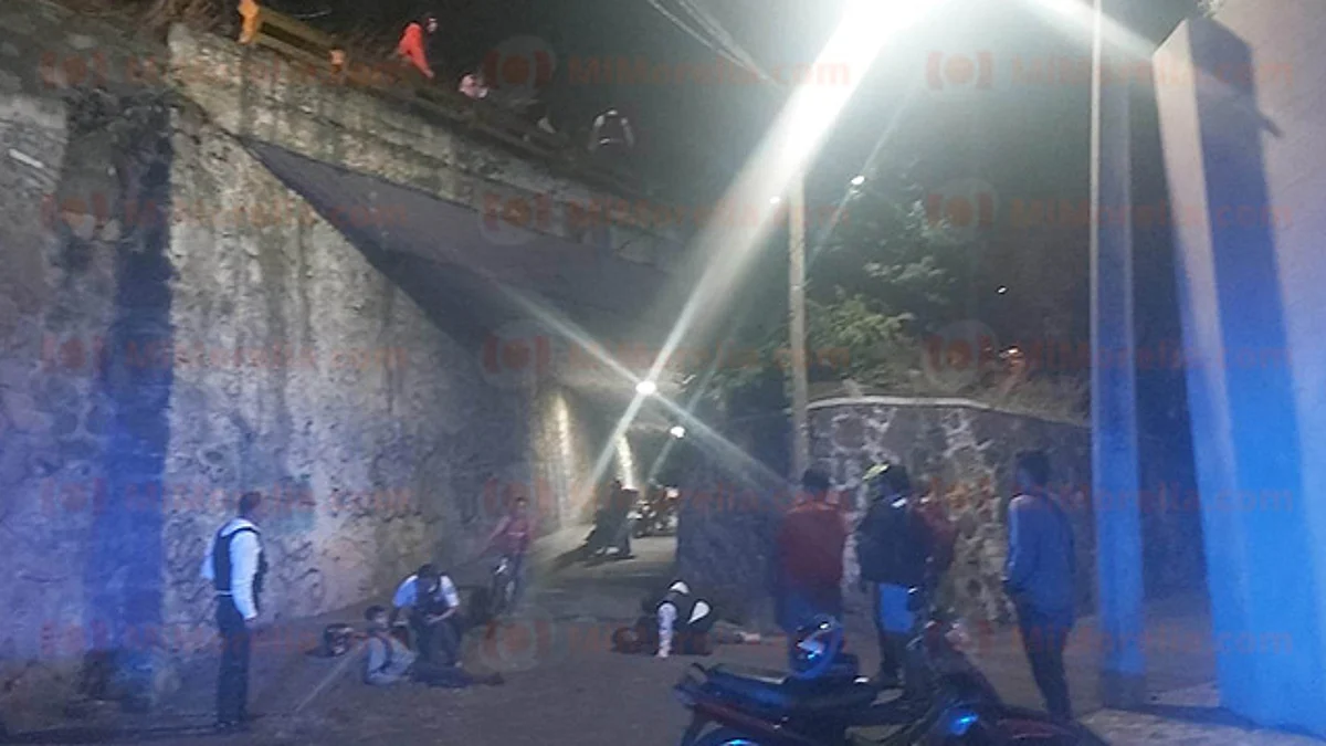 Un hombre y una mujer, los lesionados tras caída de puente en el Periférico