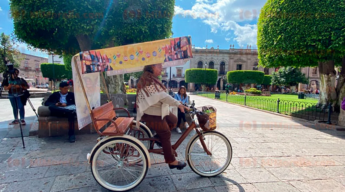 ¿Ya la viste? A bordo de triciclo, abuelita busca difundir cultura de Michoacán