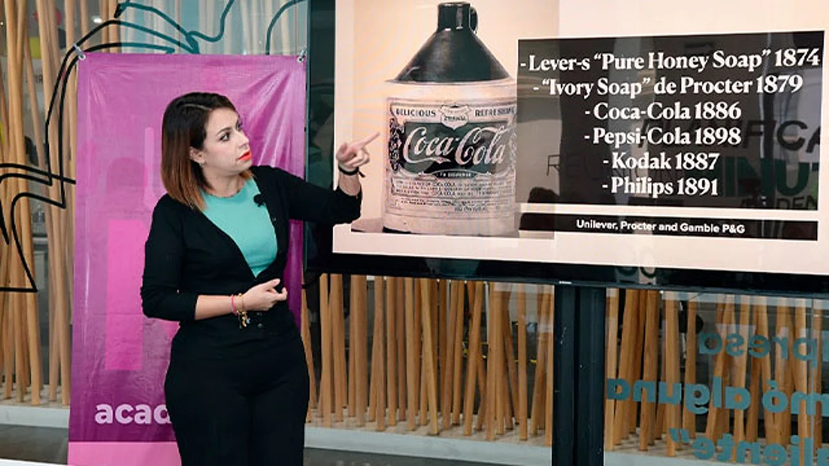 La experta en diseño de la comunicación gráfica, Adriana Pérez Hernández expuso el tema Diseño de marca: Factor de desarrollo económico