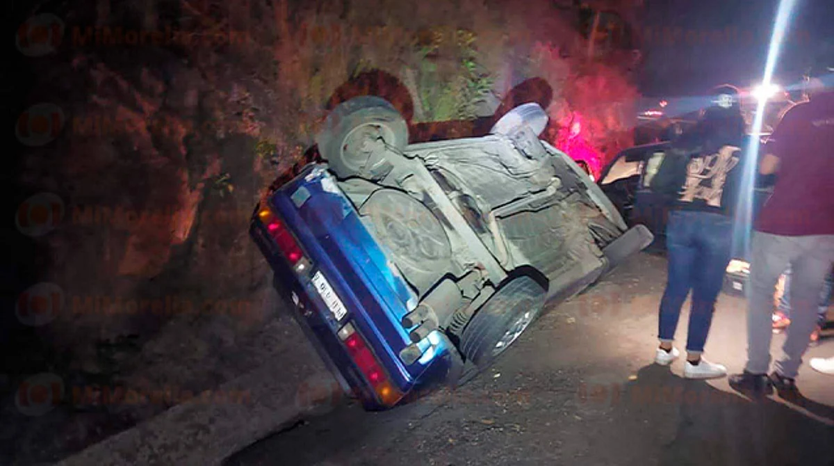 Volcadura de auto deja dos heridos en la carretera Pátzcuaro-Morelia