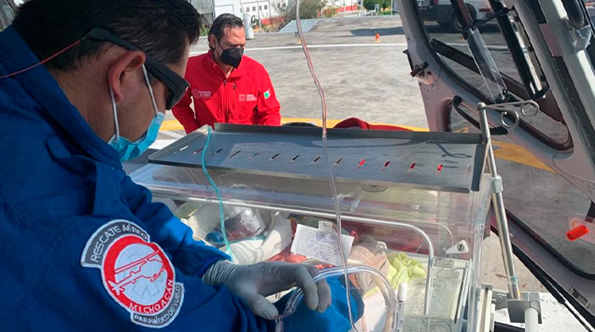 Trasladan con éxito a bebé de 7 horas de nacido; viajó de Huetamo a Charo