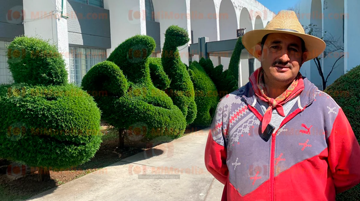 Se llama Jesús el jardinero de Morelia que da vida a los arbustos de CU
