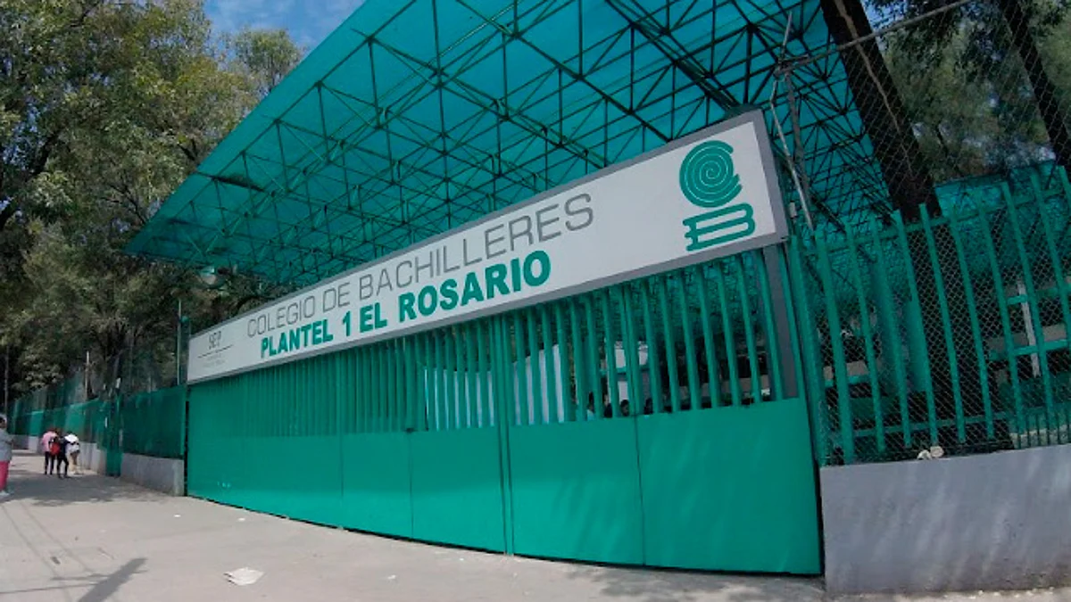Madre de familia golpea a maestra que supuestamente reprobó a su hija, en CDMX
