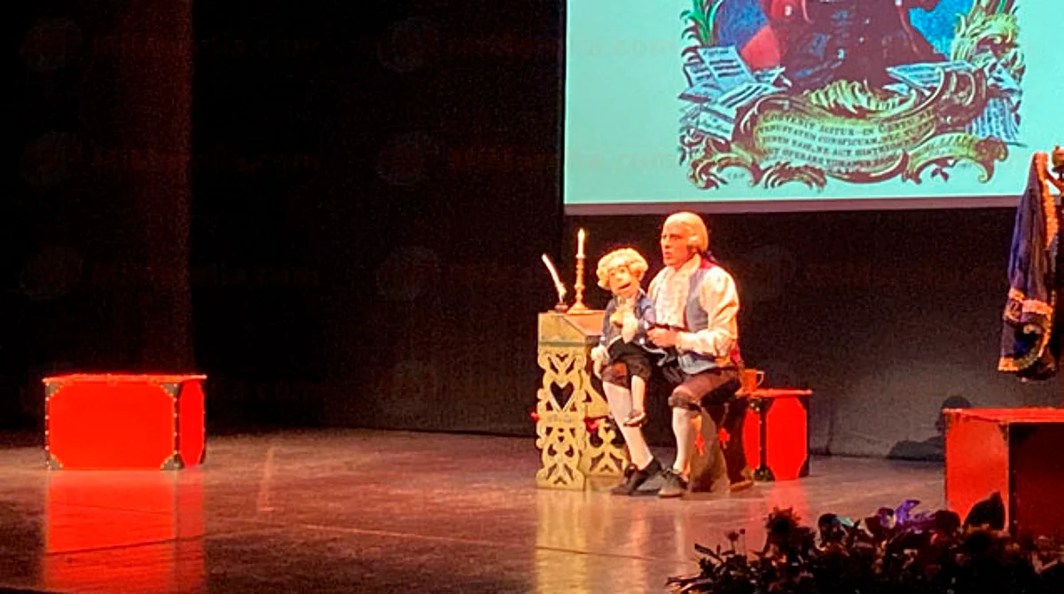 Niños y niñas se divierten en espectáculo del FMM