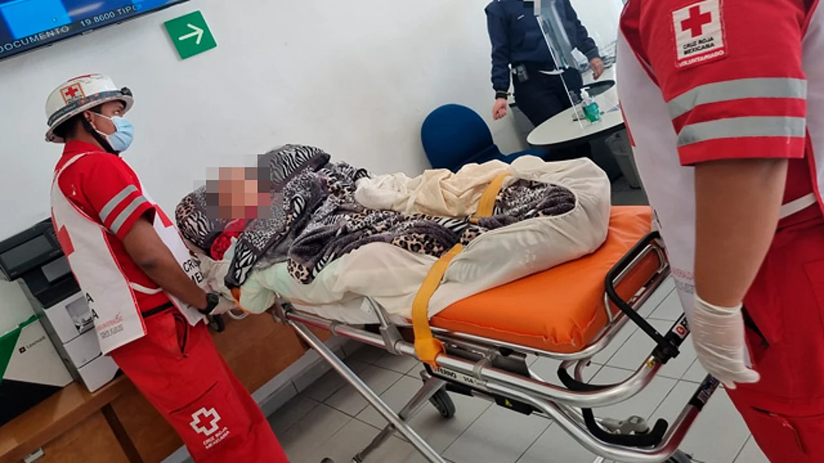 Abuelita acude en camilla a hacer trámite bancario; el banco se disculpa