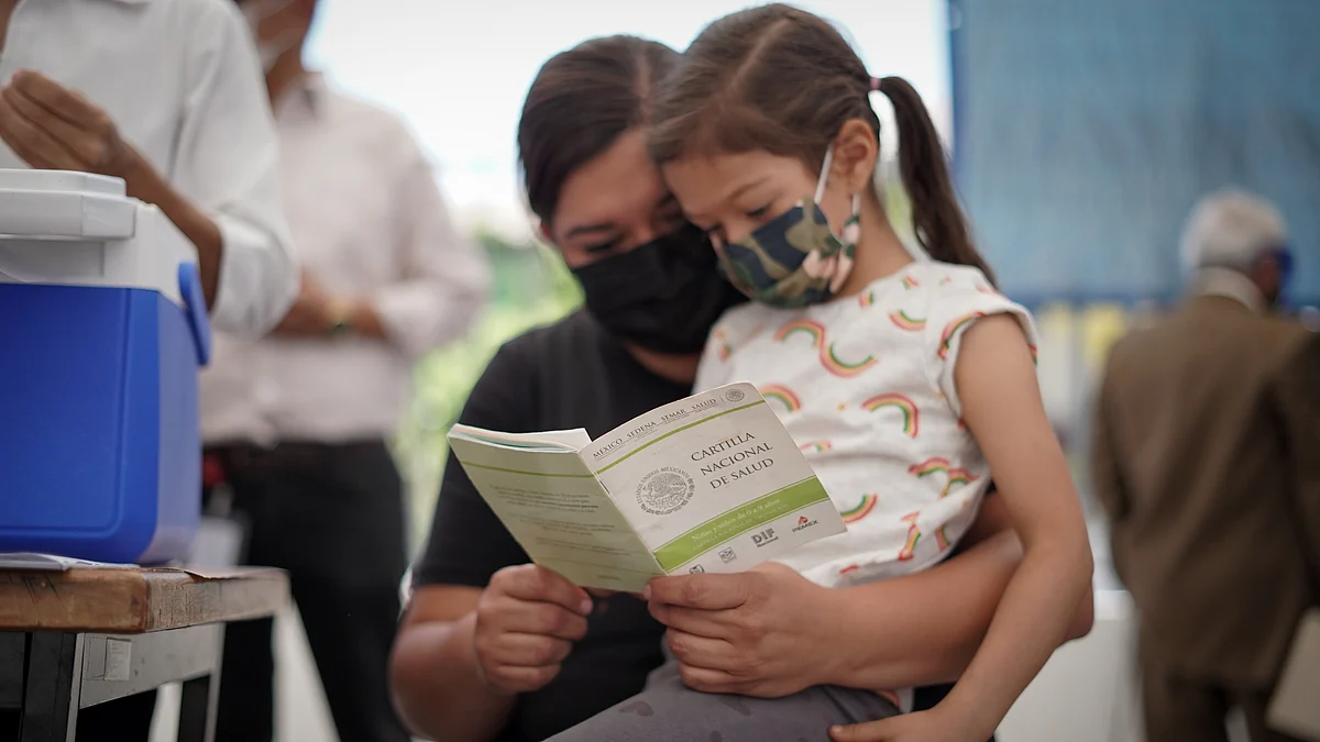 Si presenta tos, dolor de cabeza, fiebre, irritabilidad, ronquera, dolor o secreción de oído, nariz tapada por secreción de moco, y en niños silbidos en el pecho, deberá acudir al médico