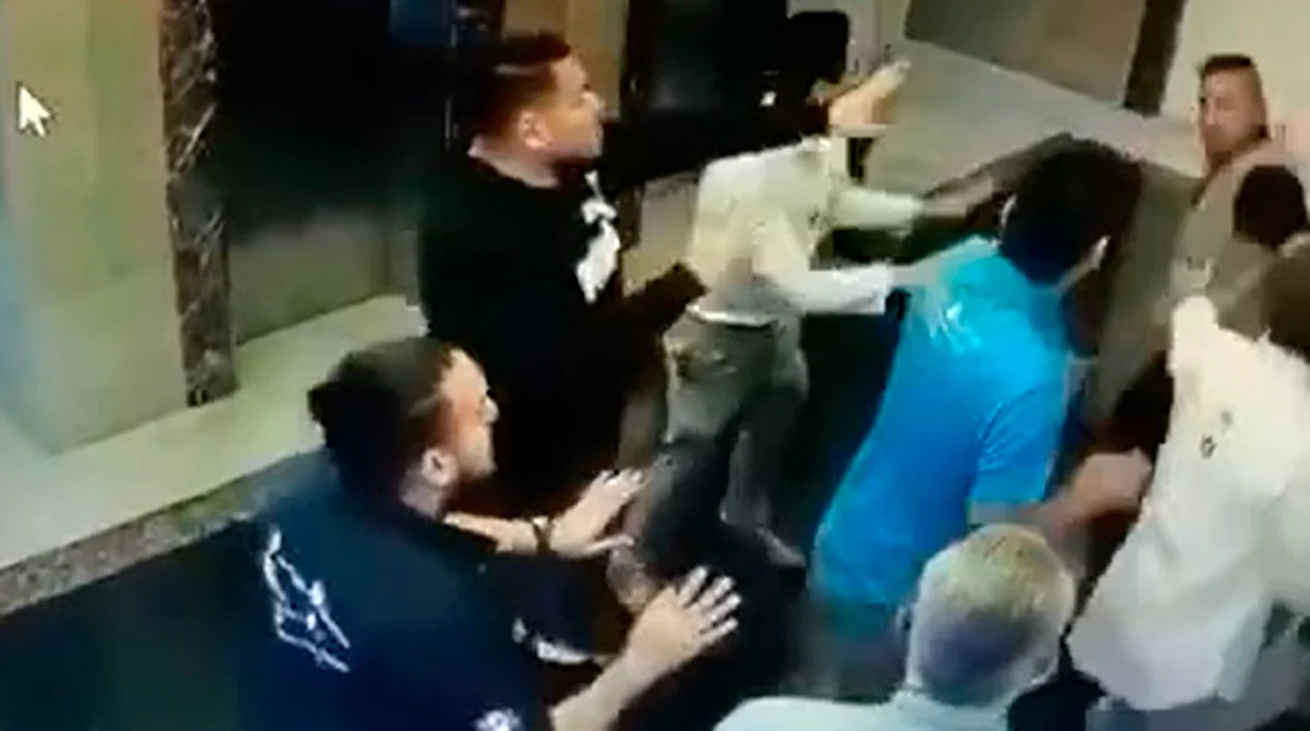 Golpean a periodistas por exigir finiquito; portal de noticias lo niega