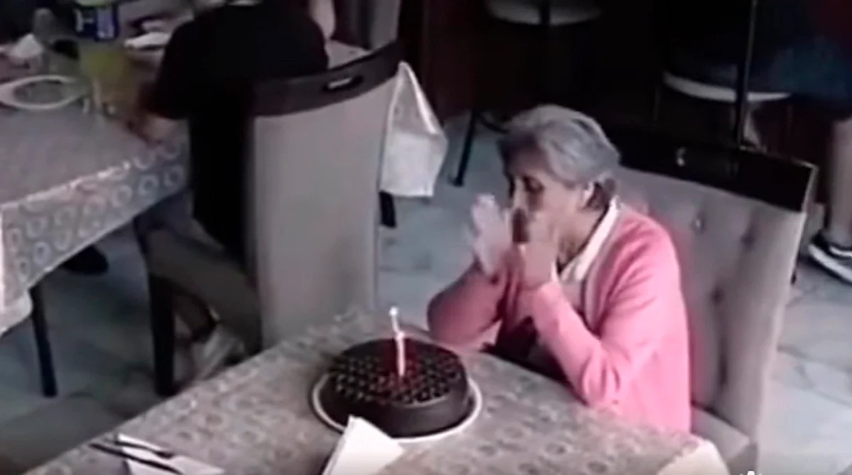 Abuelita festejaba sola su cumpleaños hasta que desconocidos se sumaron