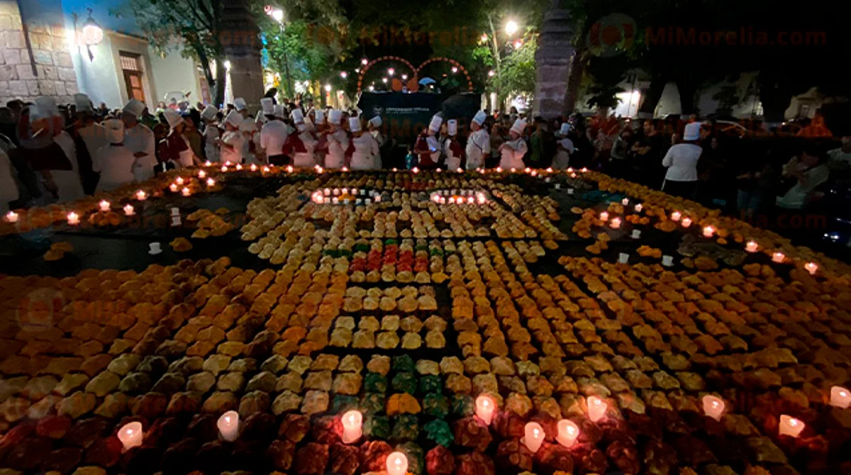 Universidad Vizcaya realiza mega catrina de pan de muerto en Morelia