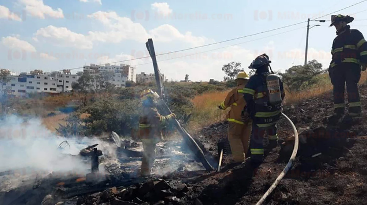 Arden 3 casas de cartón y lámina en predio irregular de Villas Oriente; fue pérdida total