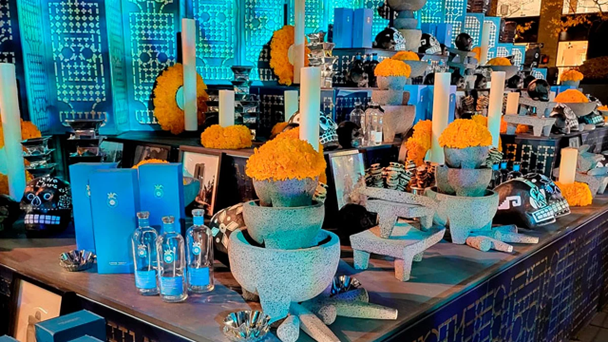 Colocan altar de muertos en el Rockefeller Center de Nueva York