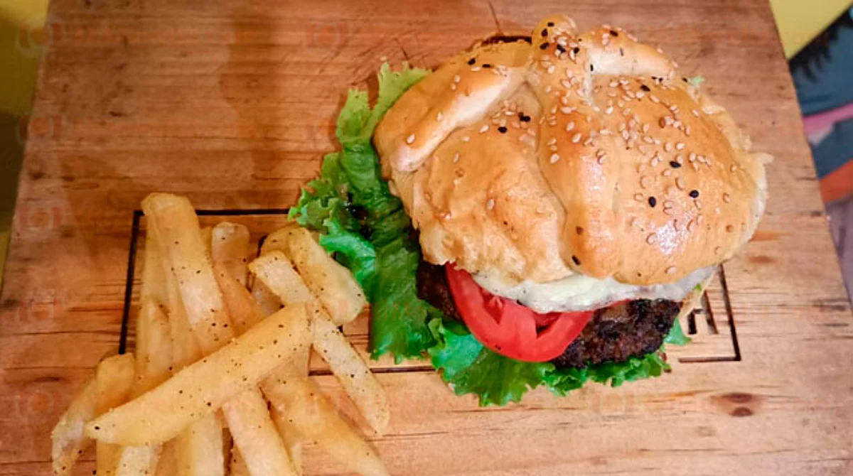 "Toco Madera" revoluciona el pan de muerto con una deliciosa hamburguesa
