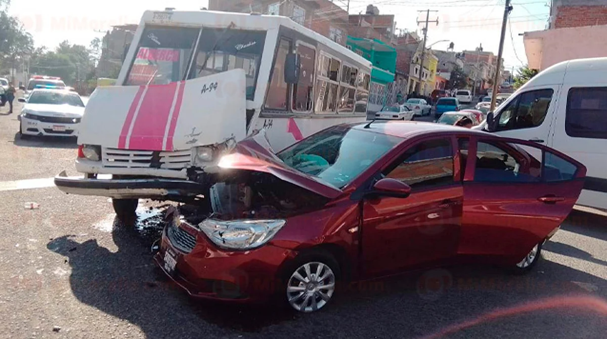 Ruta Alberca choca contra auto en Morelia; 3 menores y 2 mujeres resultaron lesionados
