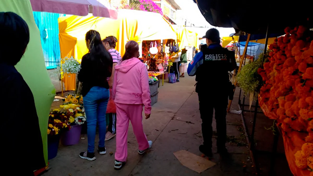 Oficiales reunieron a 2 niños extraviados con sus familias
